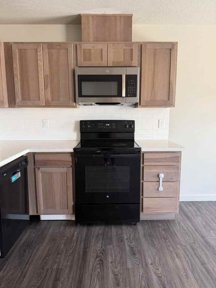 1039 Ne Emerald Dr - Photo 3 of 33