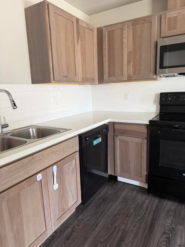 1039 Ne Emerald Dr - Photo 4 of 33