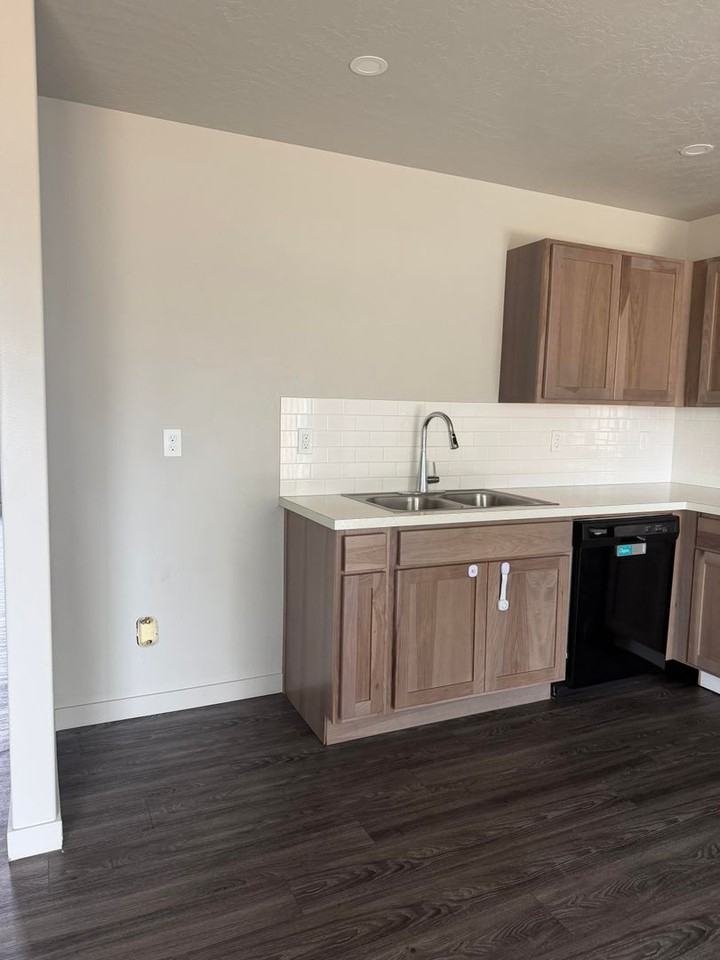 1039 Ne Emerald Dr - Photo 5 of 33