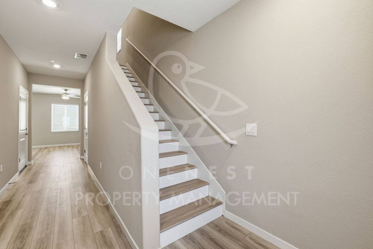 2279 Comstock Ln - Photo 3 of 26