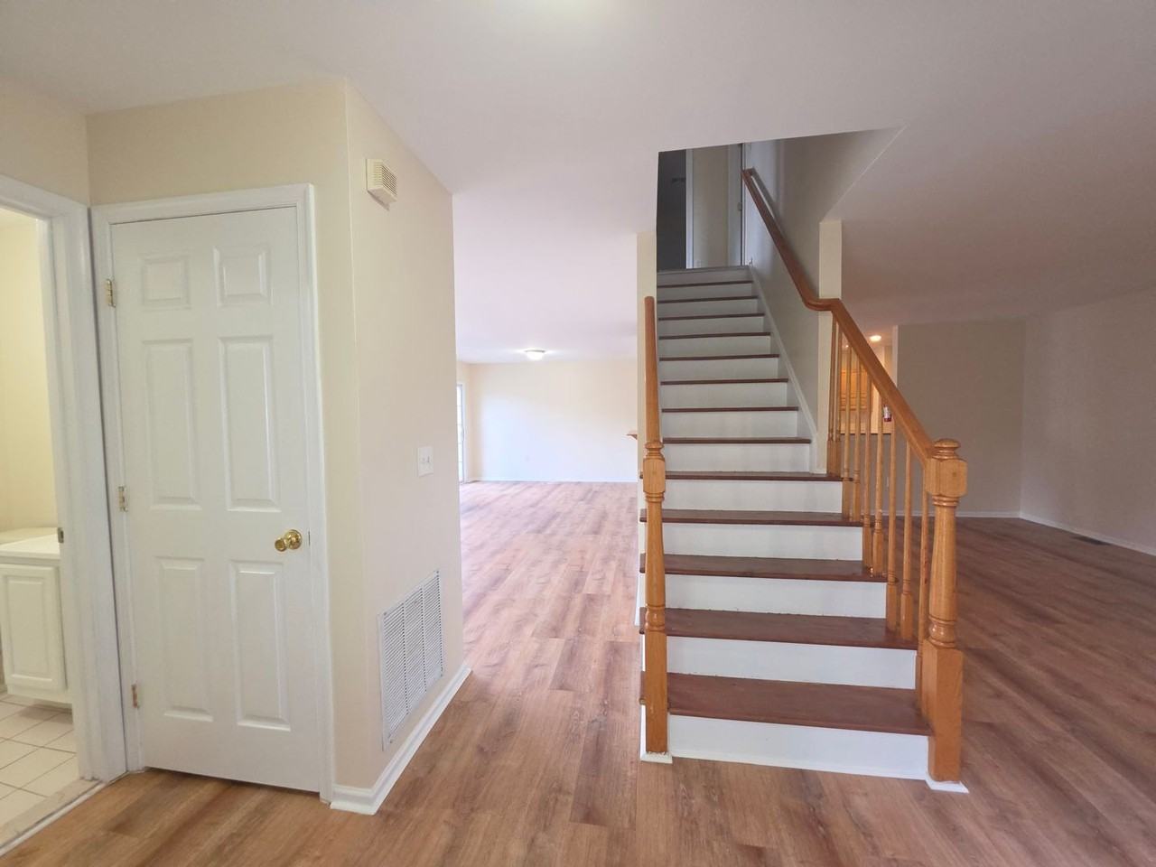 204 Barclay Ct - Photo 2 of 33