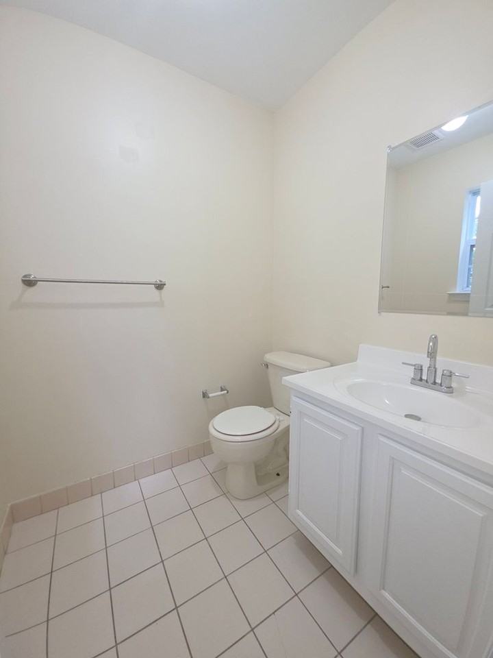 204 Barclay Ct - Photo 3 of 33