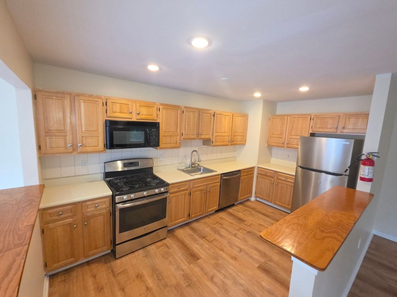204 Barclay Ct - Photo 7 of 33