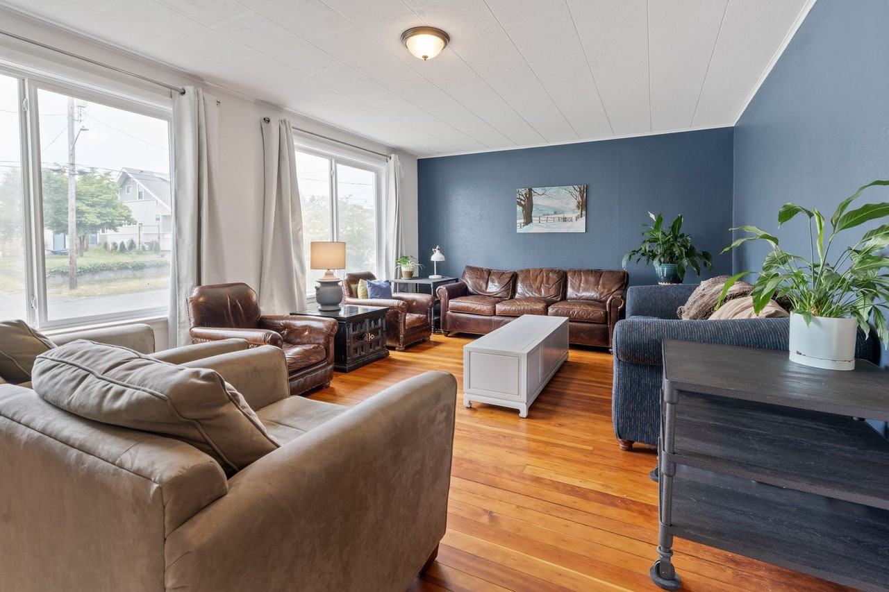 1242 8th St - Photo 3 of 24