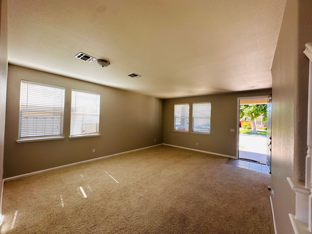 2403 Clemente Ln - Photo 4 of 47