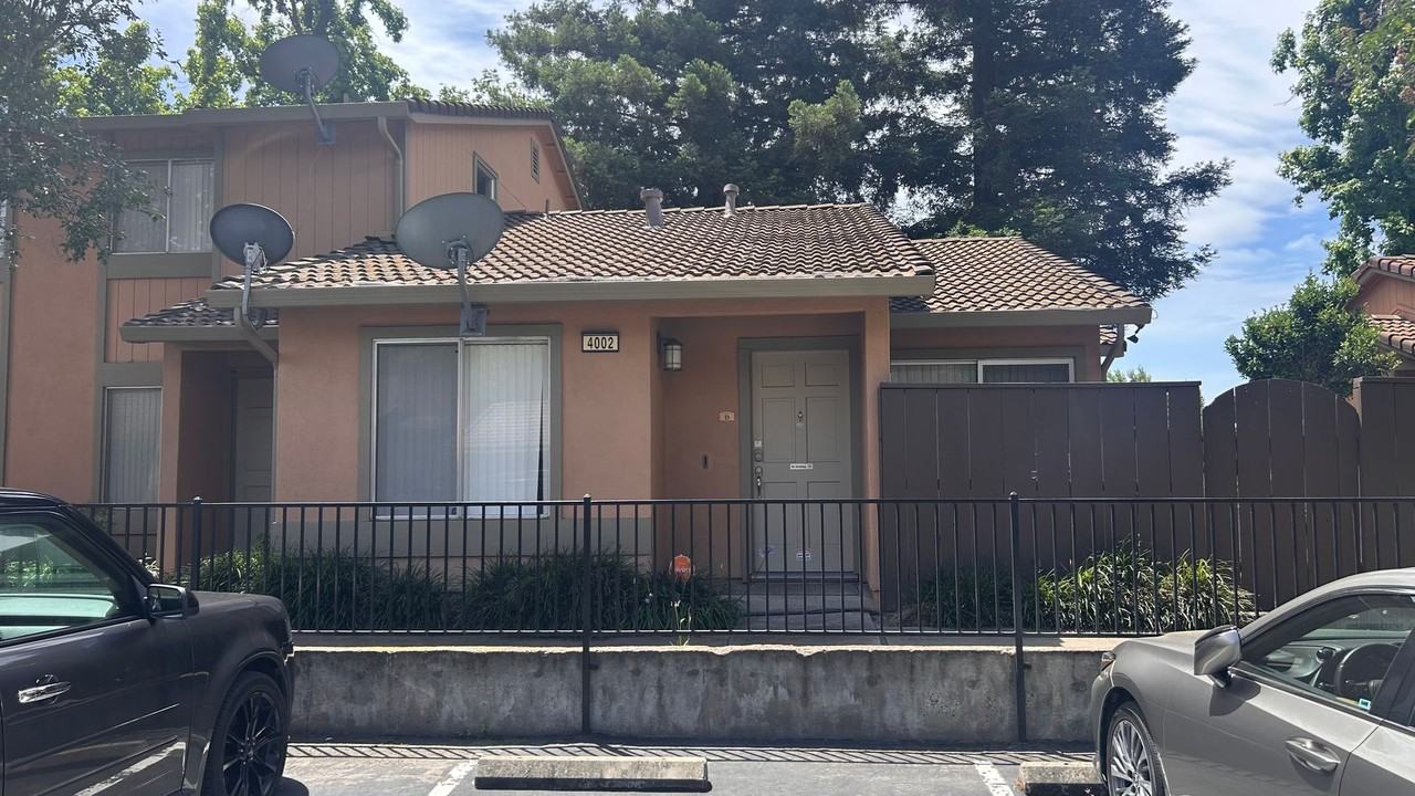 4002 Elmo Loop #D - Photo 2 of 16