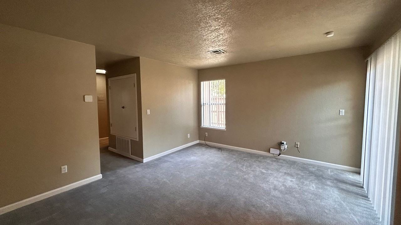 4002 Elmo Loop #D - Photo 3 of 16