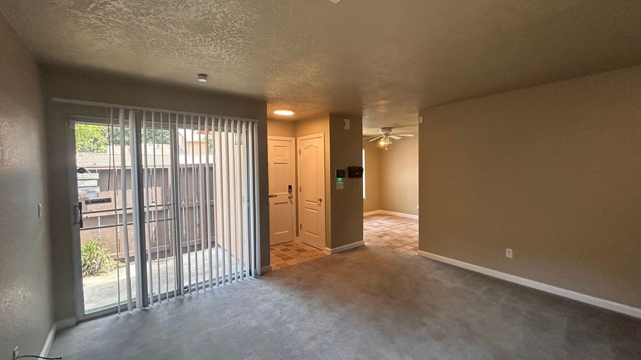 4002 Elmo Loop #D - Photo 4 of 16