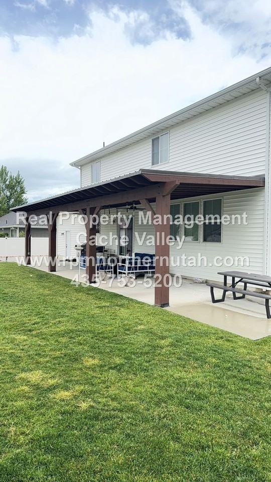 1016 W 2600 S - Photo 4 of 5