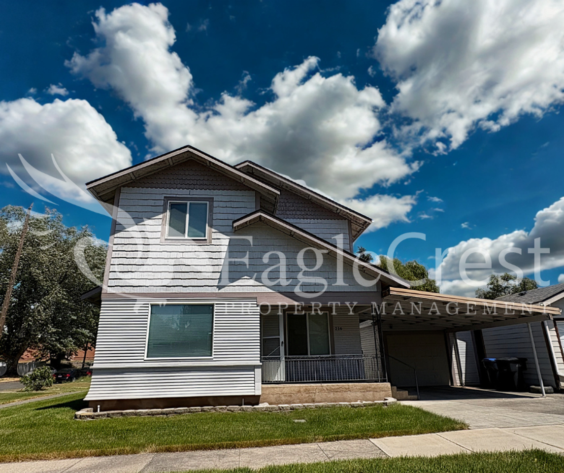 216 N Park St - Photo 2 of 44