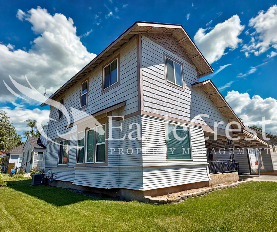 216 N Park St - Photo 6 of 44