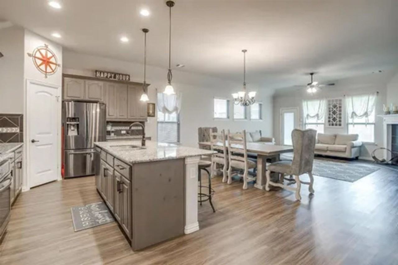 202 Camden St - Photo 4 of 40