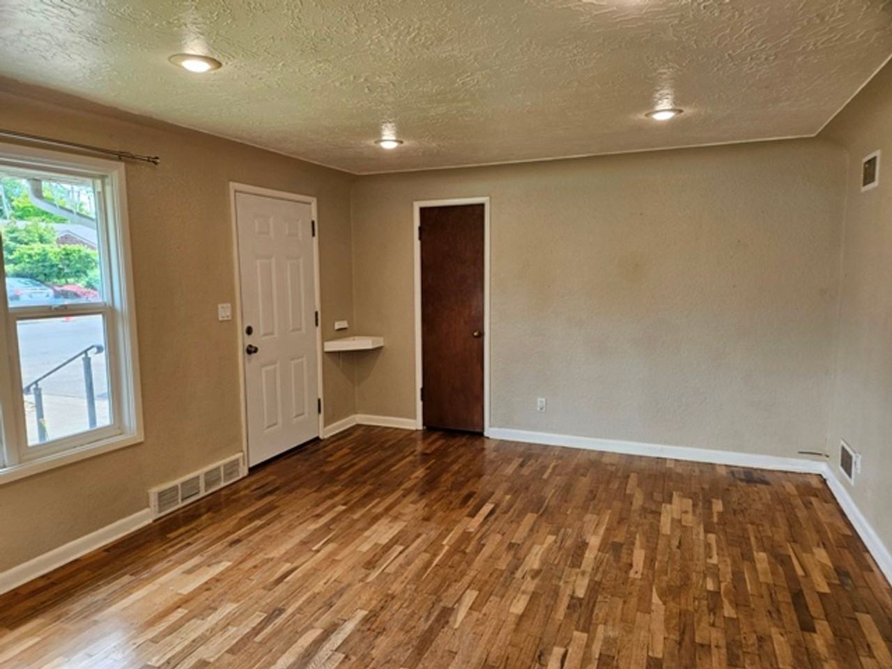 1121 23rd St Ne - Photo 4 of 18