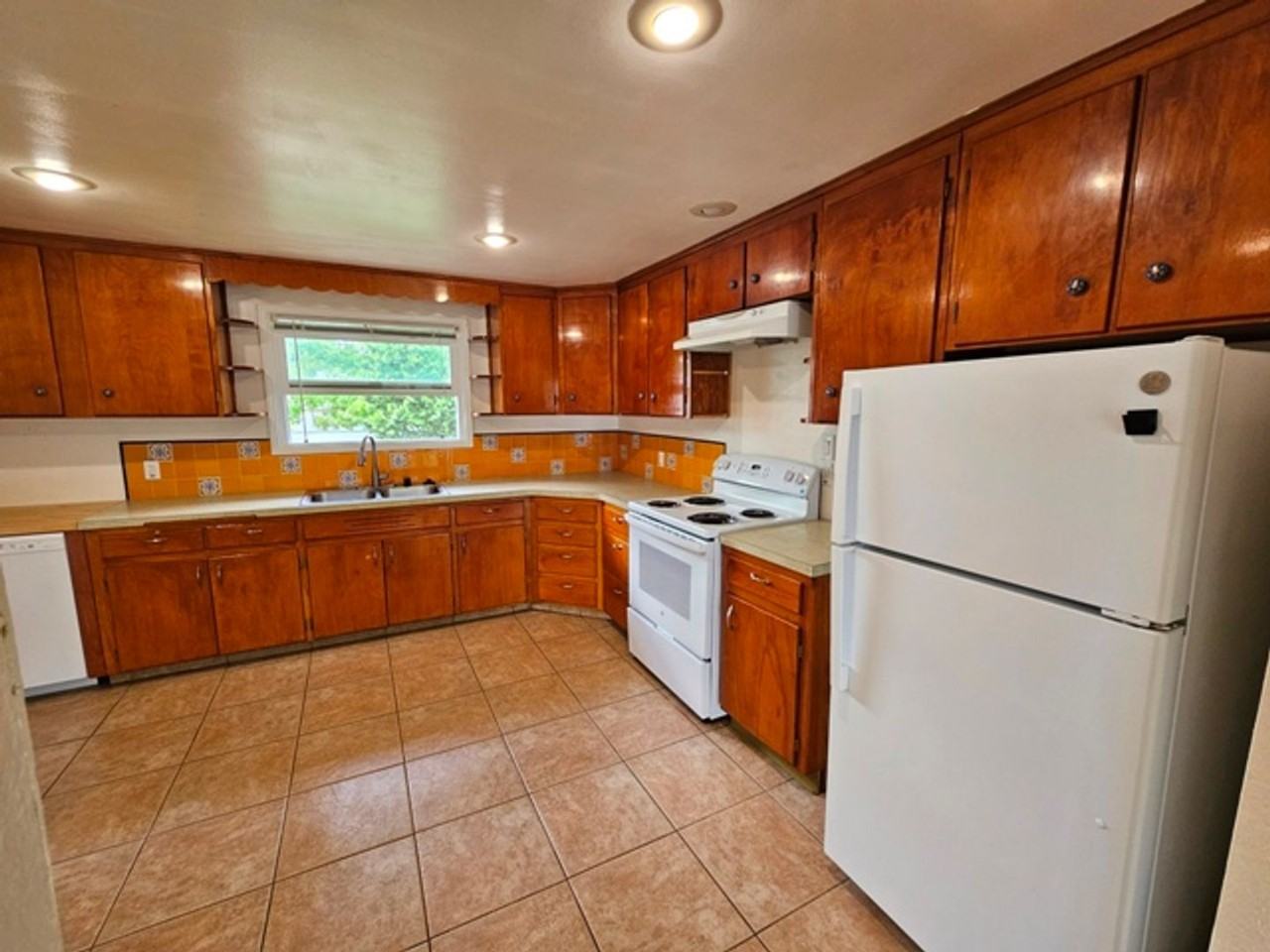1121 23rd St Ne - Photo 6 of 18
