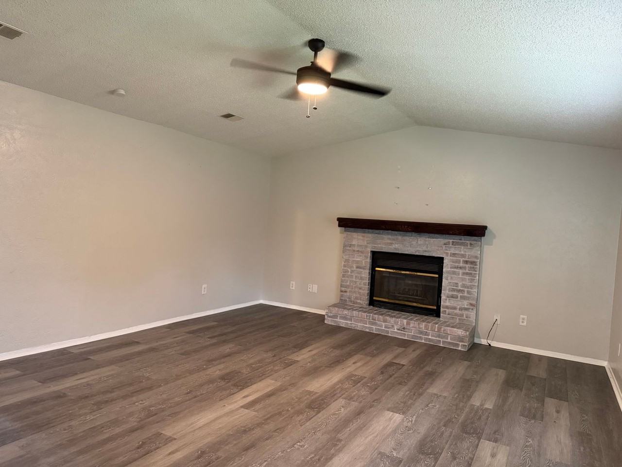 3710 Pratt Dr - Photo 3 of 18