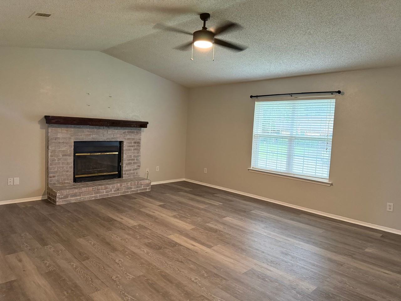 3710 Pratt Dr - Photo 4 of 18