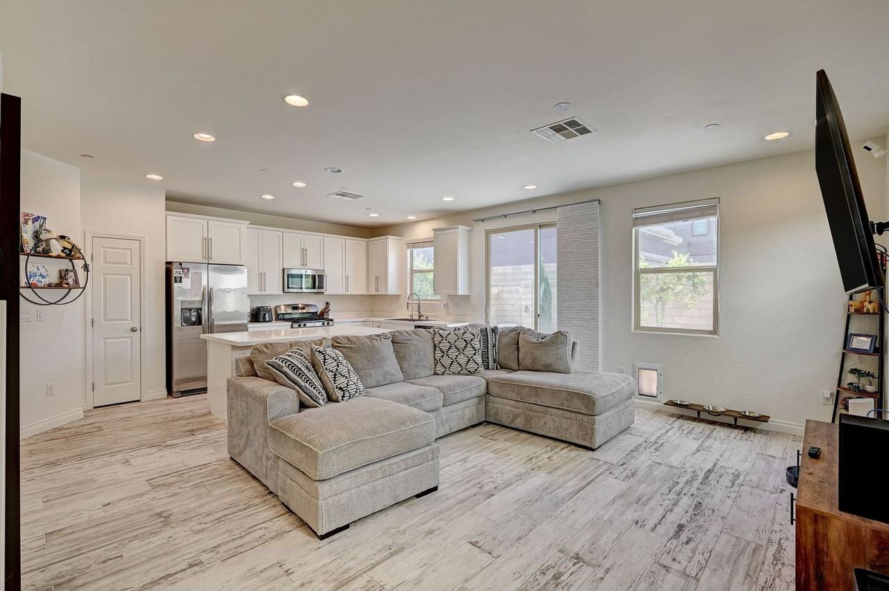 6363 6363 Amelia Ridge Ave Las Vegas, NV 89141 - Photo 3 of 34