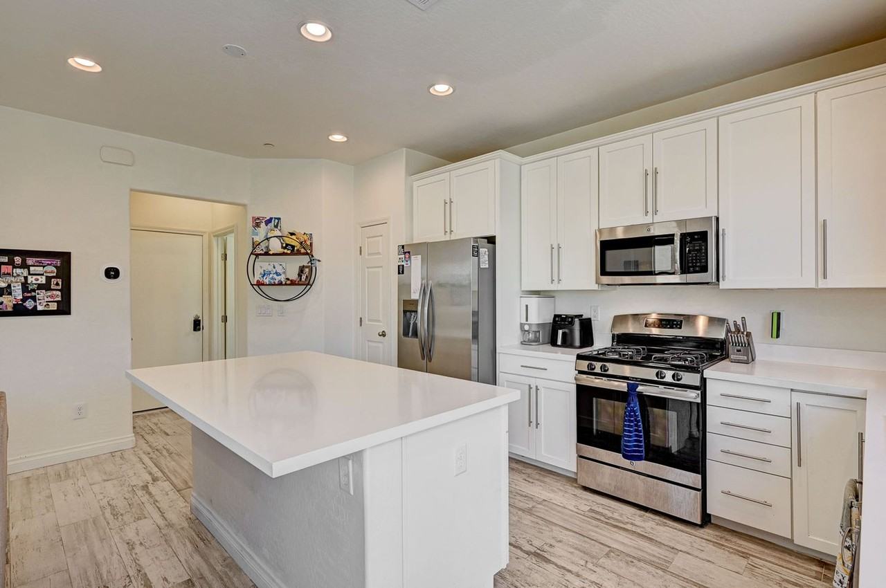 6363 6363 Amelia Ridge Ave Las Vegas, NV 89141 - Photo 7 of 34