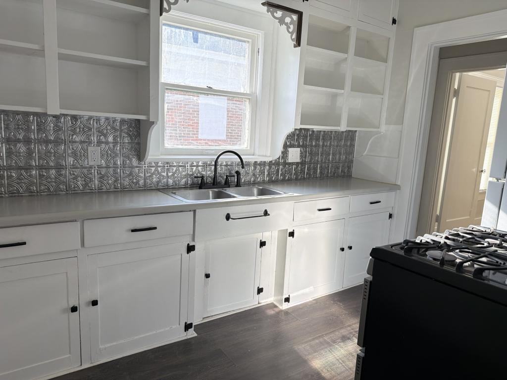 1721 Elizabeth Ave - Photo 4 of 10