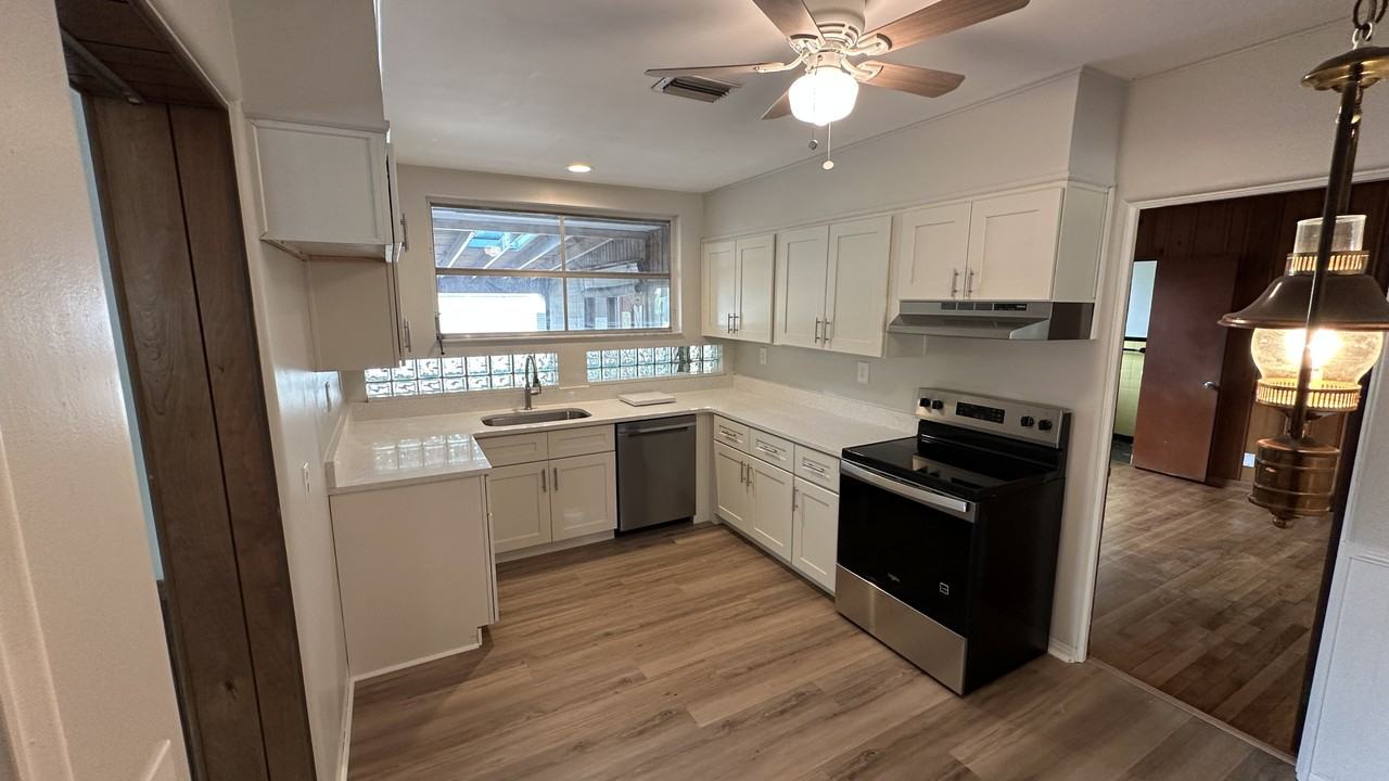 1166 Australia Ave - Photo 5 of 10