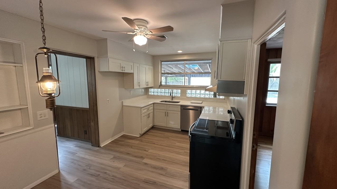 1166 Australia Ave - Photo 6 of 10