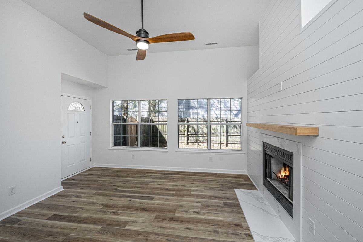 1078 Secessionville Rd - Photo 7 of 26