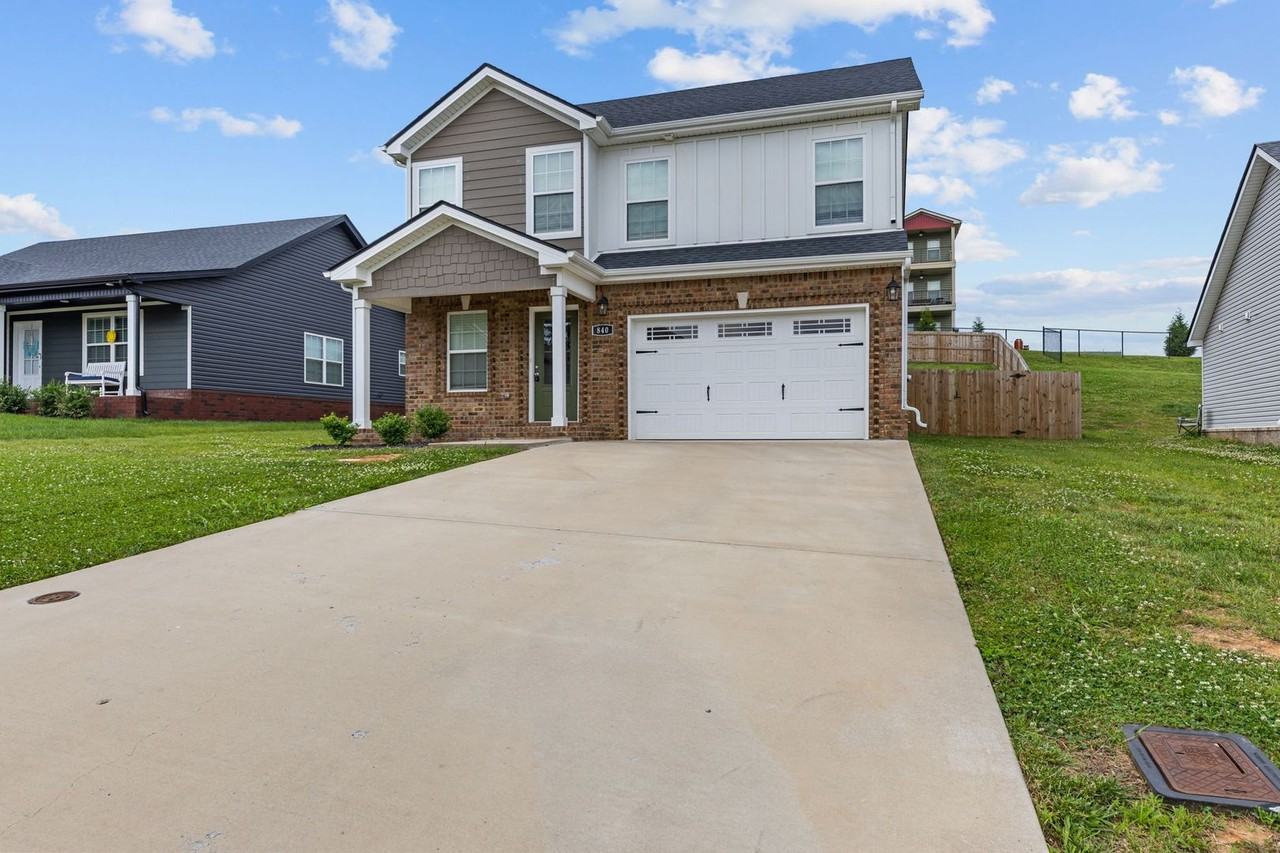 840 Lillian Grace Dr - Photo 2 of 33