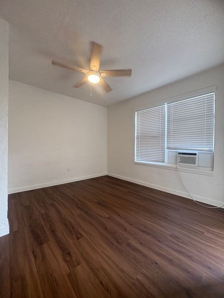 667 W Osceola St #A - Photo 5 of 7