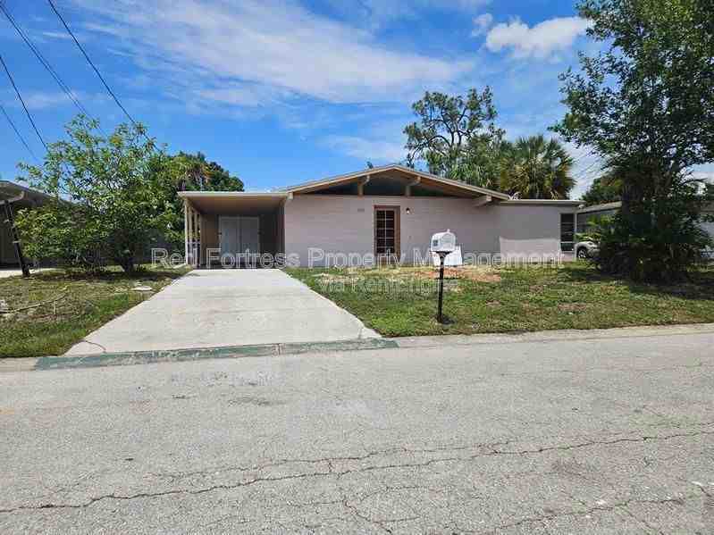 1635 Newport Ct - Photo 2 of 11