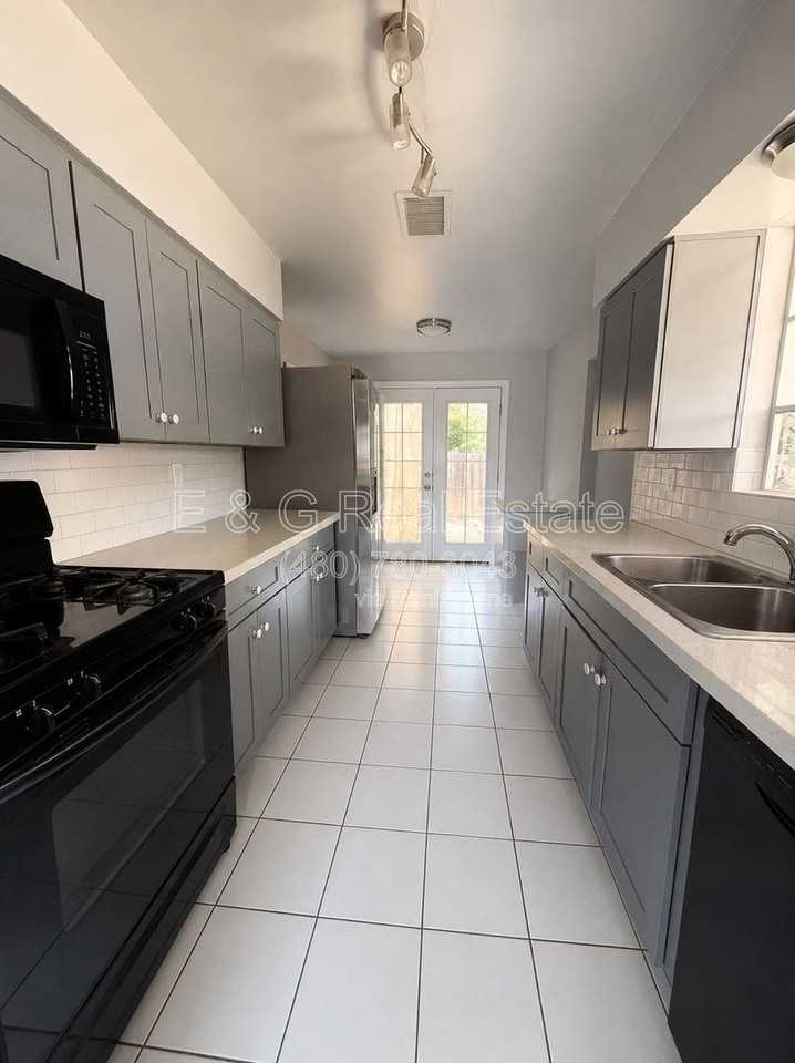 543 W 19th St - Photo 3 of 18