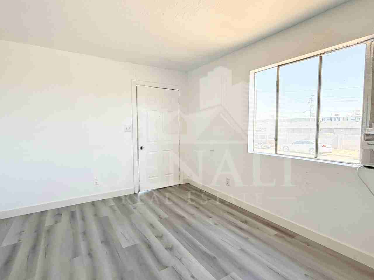 1709 W Sherman St #1 - Photo 3 of 10