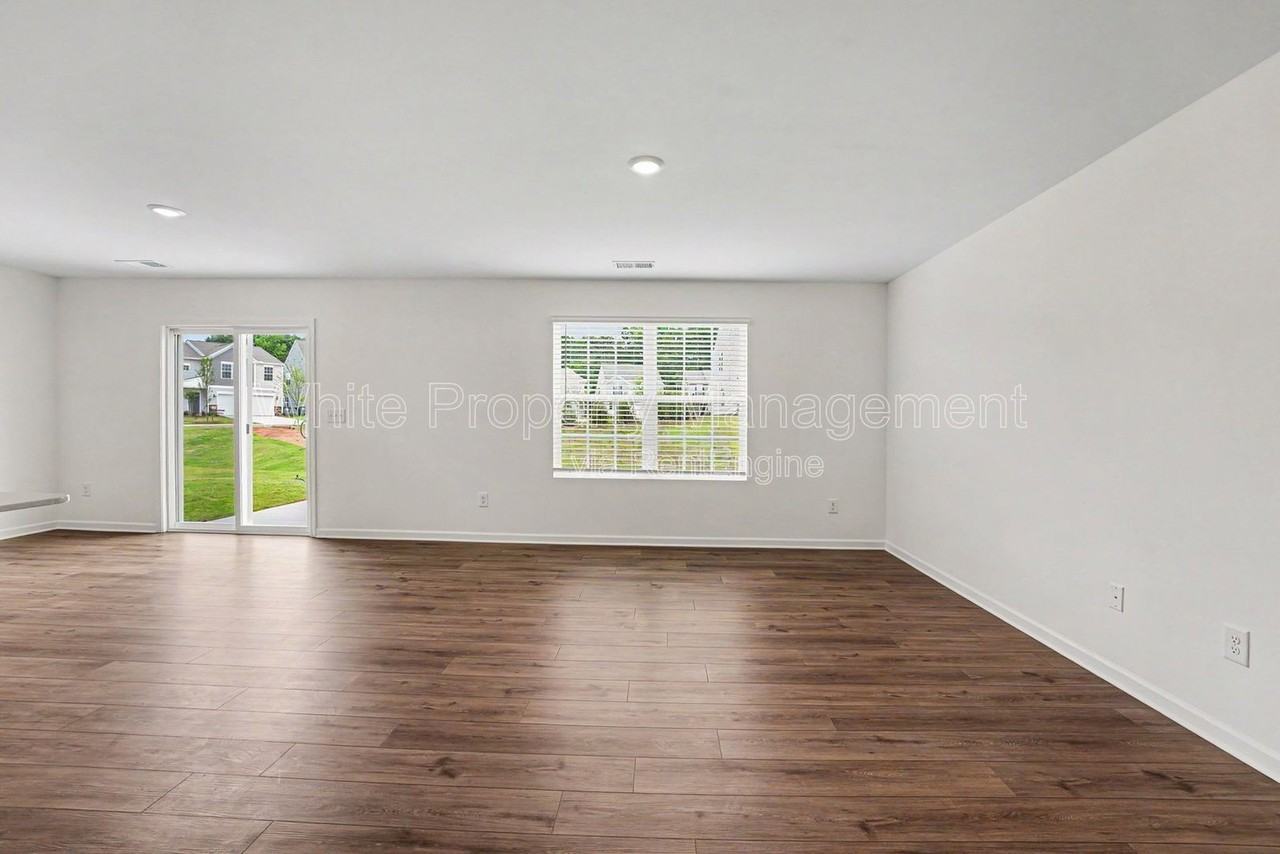368 W 18th St - Photo 4 of 21