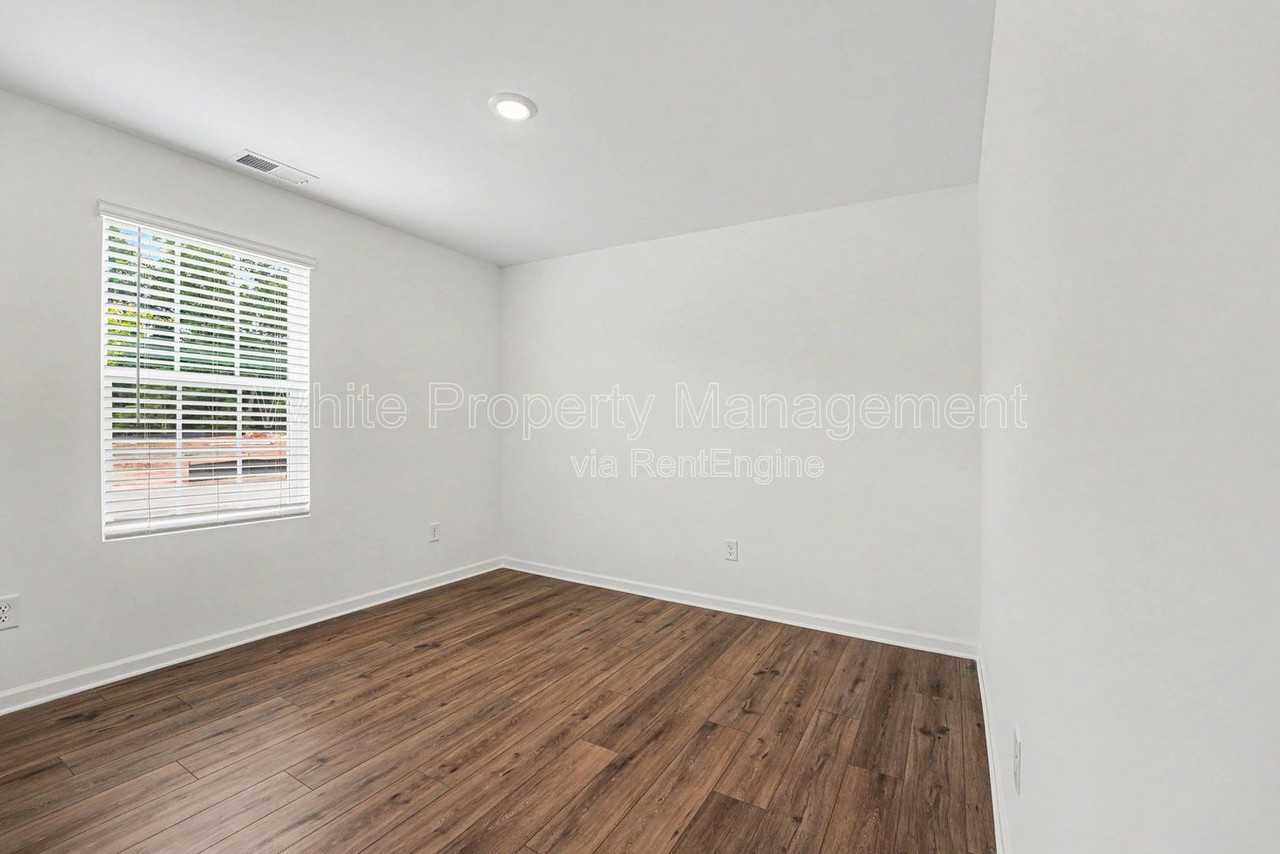 368 W 18th St - Photo 5 of 21