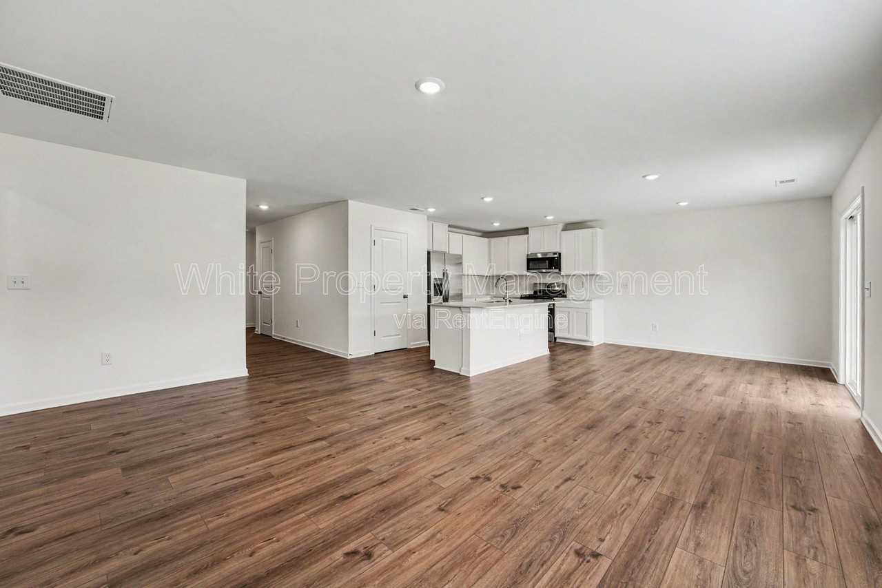 368 W 18th St - Photo 7 of 21
