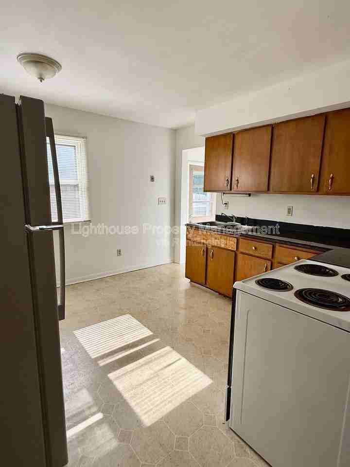 2118 Woodbine Ave - Photo 2 of 12