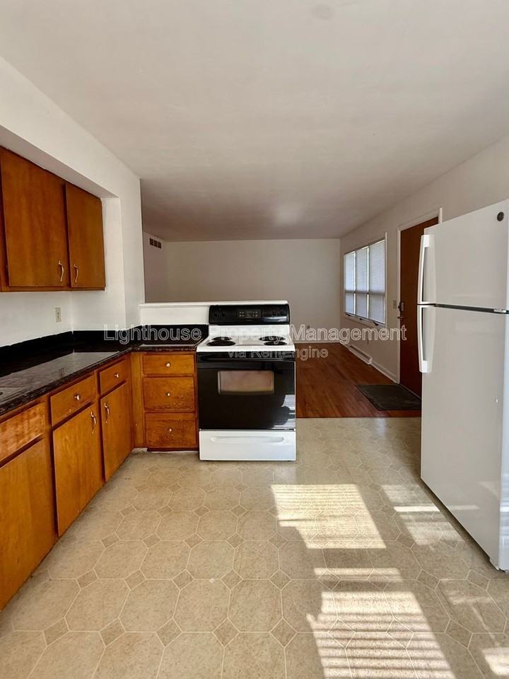 2118 Woodbine Ave - Photo 3 of 12