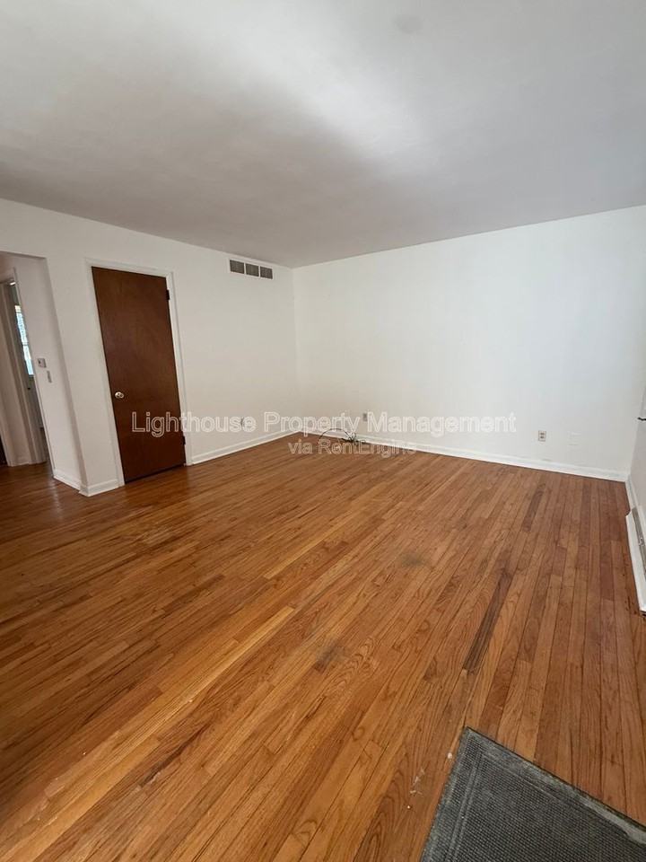 2118 Woodbine Ave - Photo 4 of 12