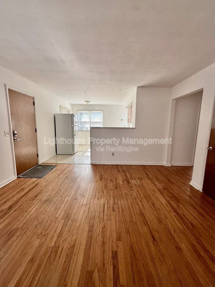 2118 Woodbine Ave - Photo 5 of 12