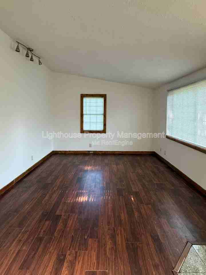 8118 Howard St - Photo 4 of 13