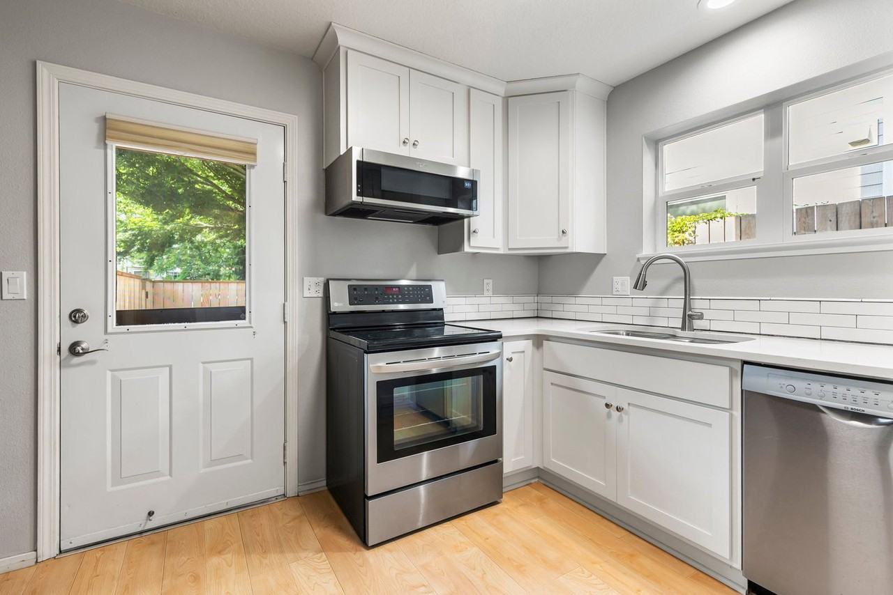 7 Ne Morris St - Photo 4 of 24