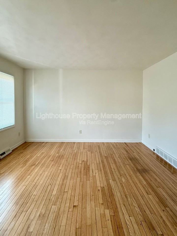 2108 Woodbine Ave - Photo 7 of 15