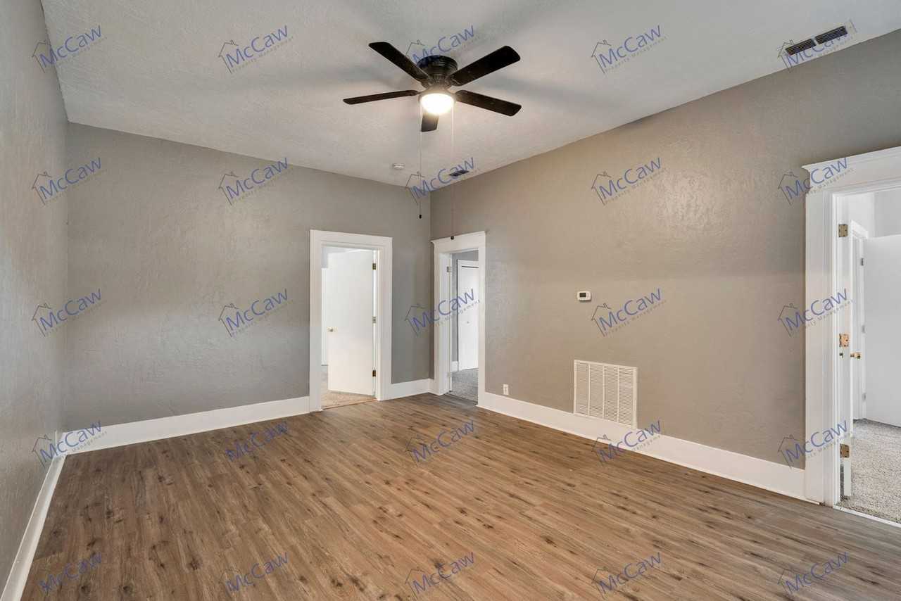 2305 9th St - Photo 4 of 17