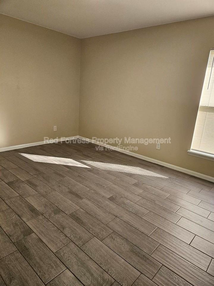4514 Leonard Blvd S - Photo 3 of 8