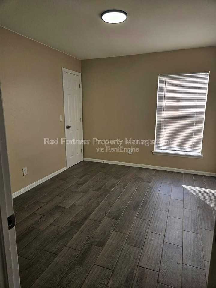 4514 Leonard Blvd S - Photo 4 of 8