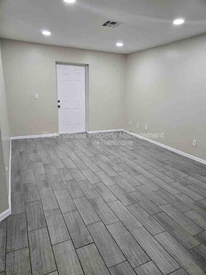 4514 Leonard Blvd S - Photo 5 of 8