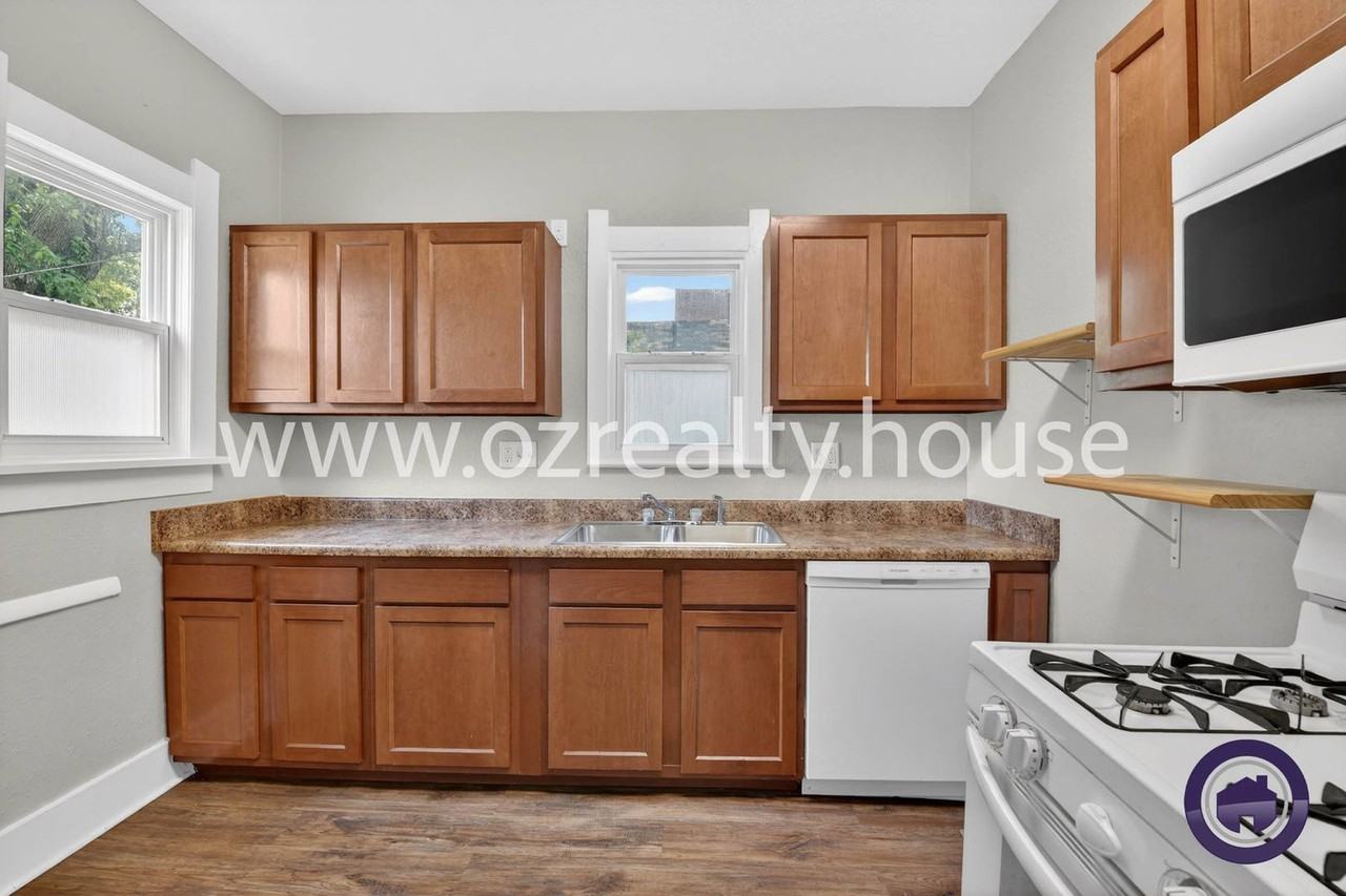 614 Woodstock Ave - Photo 4 of 17