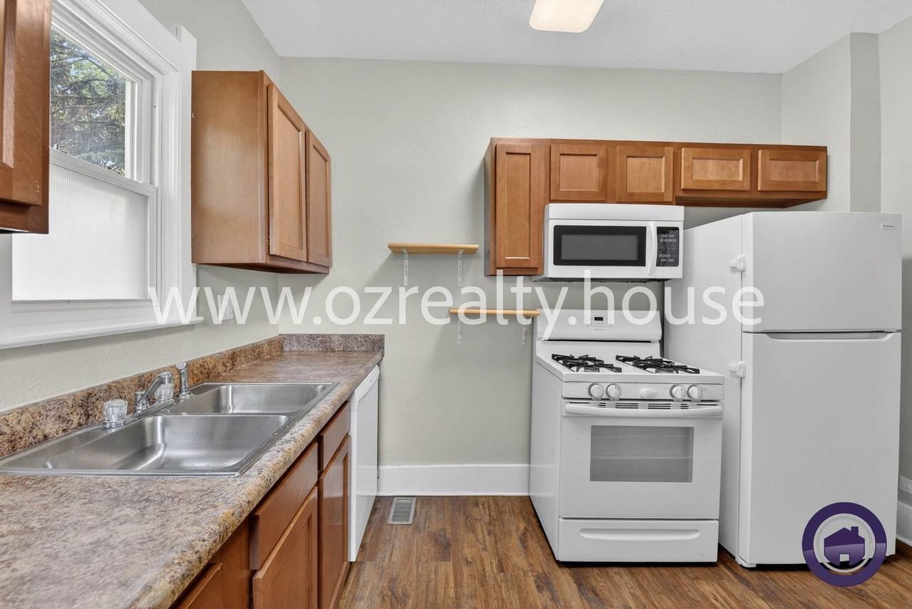 614 Woodstock Ave - Photo 5 of 17
