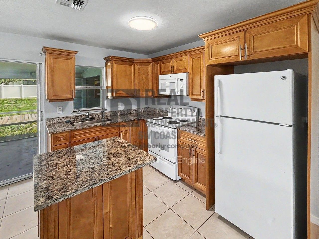 843 Sw 16th Ter - Photo 4 of 18