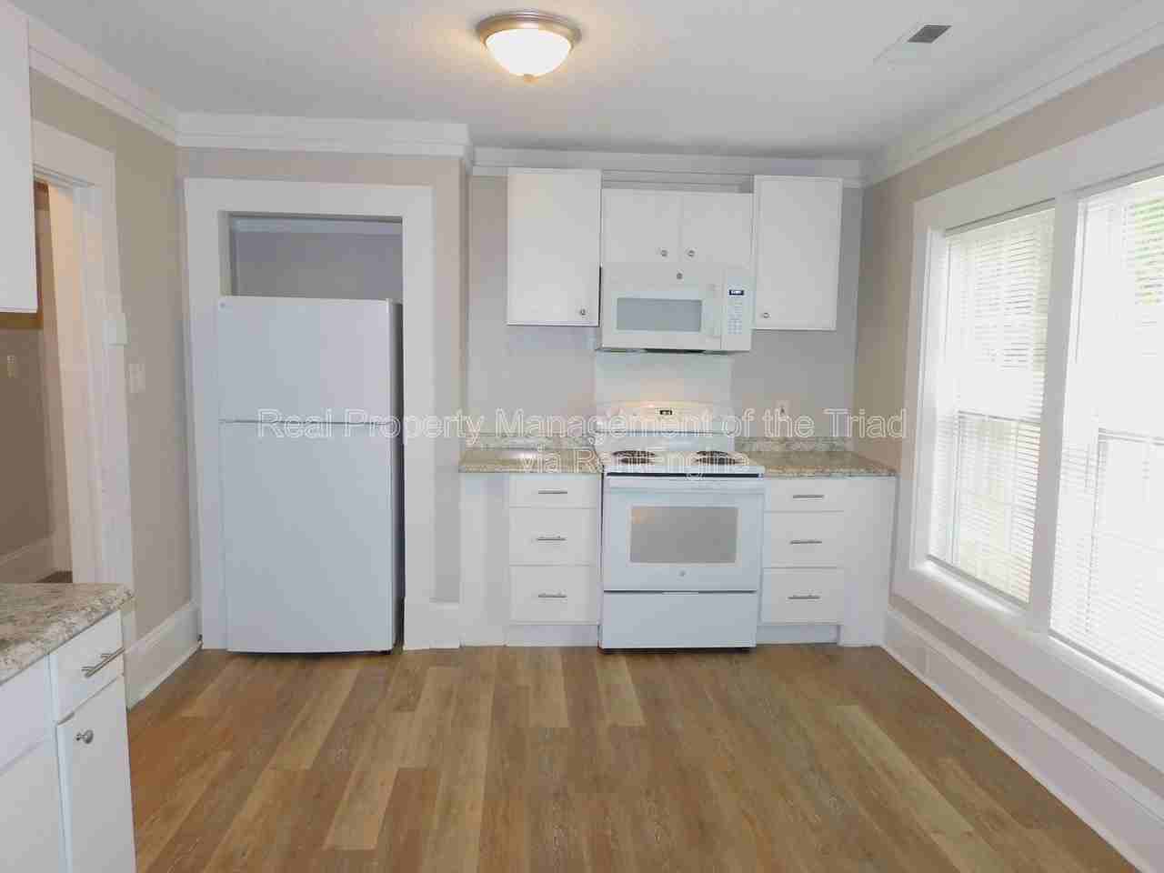 504 Oxford St - Photo 3 of 22