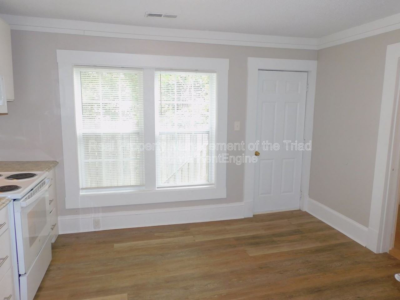 504 Oxford St - Photo 4 of 22